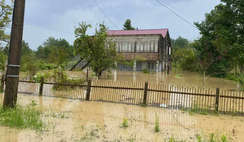 "მოქალაქე, რომელიც სოფელ სუფსაში გადარჩენის მიზნით სიმაღლეზე იყო ასული, უსაფრთხო ადგილზეა გადაყვანილი" - შსს