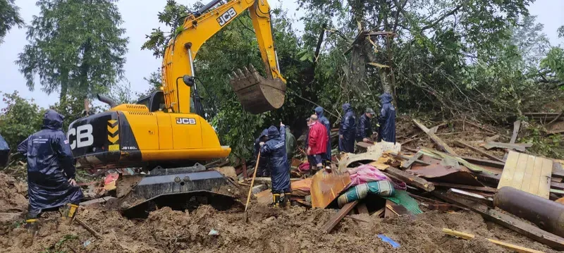 "მაშველების მიერ უსაფრთხო ადგილზე გადაყვანილია 11 მოქალაქე, მდინარე სუფსიდან ამოყვანილია უცხო ქვეყნის მოქალაქე" - უახლესი ცნობები სტიქიის ზონიდან