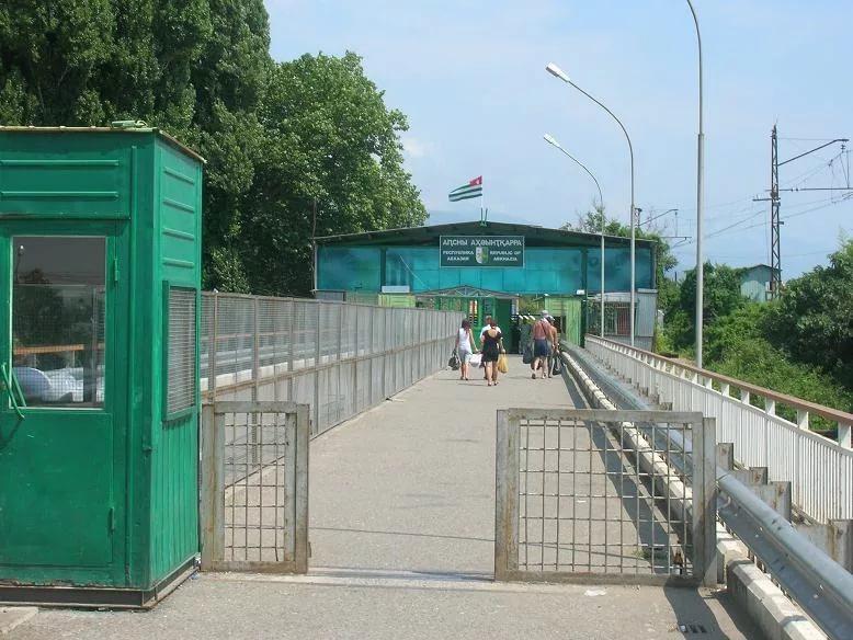 "ზოგჯერ რუს სიძეს მიჰყავს შვილი, ამბობს, არ მინდა ამ ველურ გარემოში გაიზარდოსო" - ბავშვებით მანიპულირება და გატაცებები რუსულ-აფხაზური ოჯახების დანგრევისას: რას ჰყვებიან ადგილობრივები?