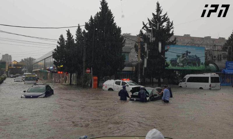 რუსთავში ძლიერი წვიმის შედეგად ცენტრალური ქუჩები და სახლები დაიტბორა (ფოტო, ვიდეო)
