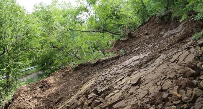 "შატილის გზაზე მიწის მასა ჩამოწვა... გადაადგილება შეზღუდულია" - რა ინფორმაციას ავრცელებს გზების დეპარტამენტი?