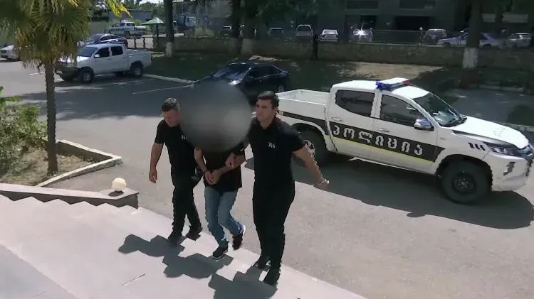 პოლიციამ დააკავა მამაკაცი, რომელიც დედას საცხოვრებელი სახლების თავის სახელზე გადაფორმებას სთხოვდა,  წინააღმდეგ შემთხვევაში კი მოკვლით ემუქრებოდა