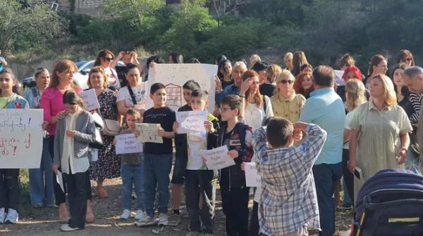 აქცია მე-4 საჯარო სკოლასთან - "ამდენი წელი სკოლის მშენებლობას ველოდებით... ბავშვებს სხვა სკოლებში მიკედლება უწევთ"