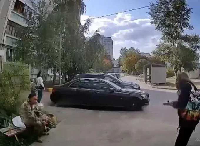 რუსეთში სამხედრო ფორმაში გამოწყობილმა ნასვამმა მამაკაცმა ხელყუმბარა ბავშვების თვალწინ ააფეთქა - რა კადრები ვრცელდება ადგილიდან?
