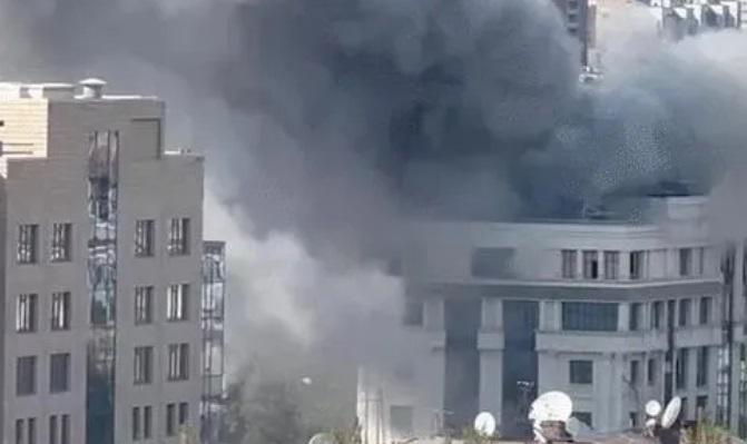 რუსული მედიის ინფორმაციით, უკრაინელებმა ე.წ. დონეცკის სახალხო რესპუბლიკის ადმინისტრაციის შენობაზე სარაკეტო იერიში მიიტანეს