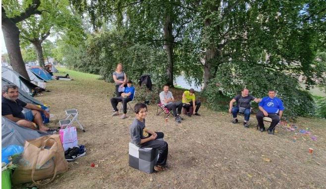 ქართველების ცხოვრება კარვებში - ბანაკი სტრასბურგში, მდინარე ილის ნაპირზე: "საქველმოქმედო საზოგადოებამ სამი ბილეთი მოგვცა, რომელიც საშუალებას გვაძლევს შხაპი მივიღოთ..."