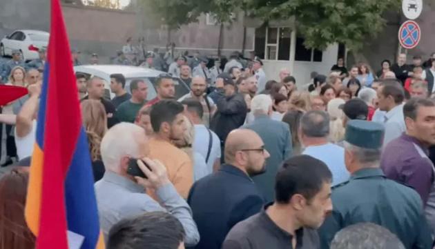 არეულობა ერევანში - რუსეთის საელჩოსთან მომიტინგეებსა და პოლიციას შორის შეტაკებაა