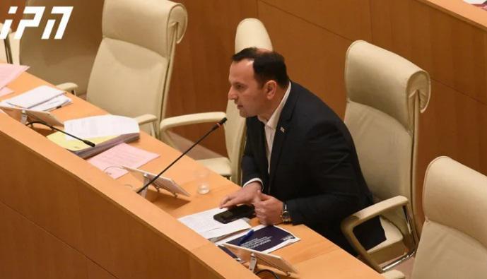 "თავით ფეხებამდე გამოხოხებული აგენტი ხარ“... "რომ გადაჯექი, ხომ არ გგონია, ვერ მოგწვდები?!" - ხმაური პარლამენტში: რა ხდება ამ წუთებში?