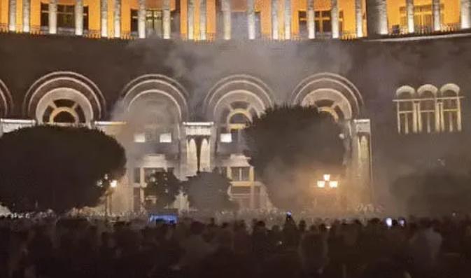 ერევანში ვითარება უკიდურესად დაიძაბა: მომიტინგეები მთავრობის შენობაში შეჭრას ცდილობენ, არიან დაშავებულები - მთავრობის შენობის სახურავზე სნაიპერები შენიშნეს