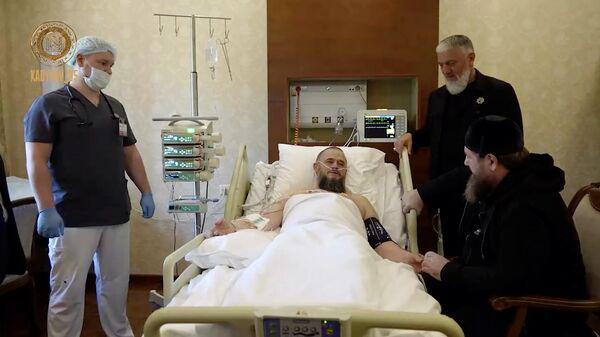 "მეგობრებო, ამ დღეებში ჩვენი ოჯახი ძალიან შეწუხებული იყო" - კადიროვი ირწმუნება, რომ კლინიკაში ბიძასთან დადიოდა: რა ვიდეოს აქვეყნებს ჩეჩნეთის ლიდერი?