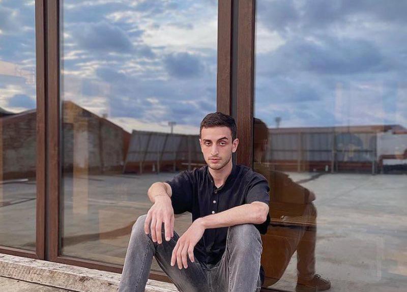 “ბაბუის მანქანით იყო, როცა ეს ტრაგედია დატრიალდა…” - რას ჰყვებიან ავარიით გარდაცვლილ 21 წლის ახალგაზრდაზე?