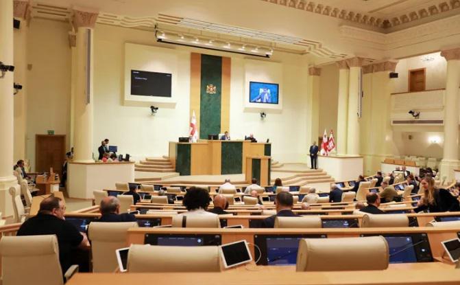 "ეს არ არის თქვენი სახლის ეზო..." - დაპირისპირება და ურთიერთბრალდებები პარლამენტში: რა ხდება პლენარულ სხდომაზე (ვიდეო)