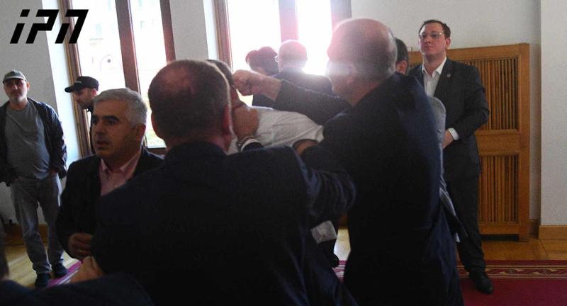 პარლამენტში ირაკლი ზარქუა და ვიქტორ სანიკიძე გიორგი ვაშაძეს ფიზიკურად დაუპირისპირდნენ