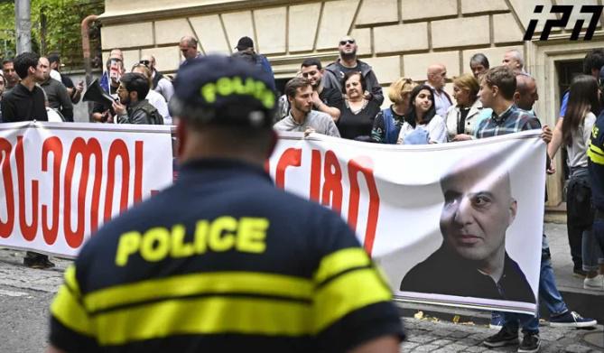 პარლამენტის ყველა შესასვლელთან პოლიციაა მობილიზებული