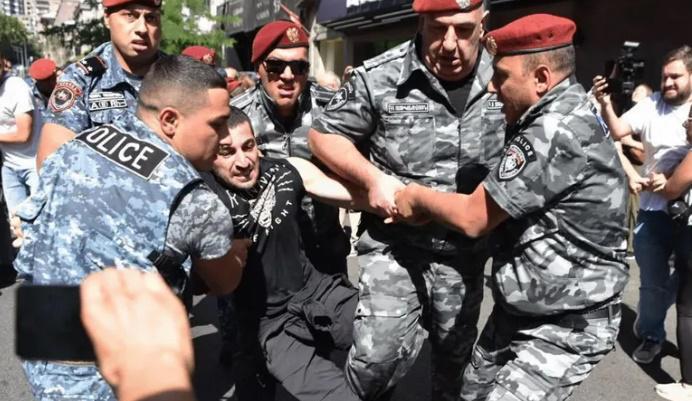 ერევანში, საპროტესტო აქციაზე 80-ზე მეტი ადამიანი დააკავეს - მათ შორის არის სომხეთის ყოფილი პრეზიდენტის ვაჟიც