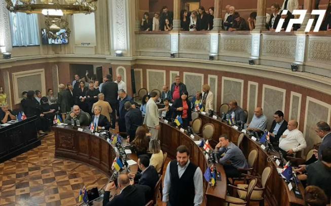 "ორი მანქანით მოვიდნენ და ლანძღვა დამიწყეს" - ხმაური თბილისის საკრებულოს სხდომაზე