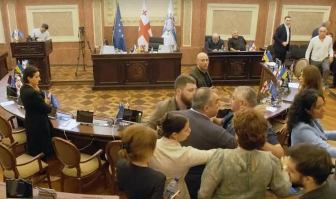 "არარაობა ხარ" - გაწევ-გამოწევა თბილისის საკრებულოში: დეპუტატებს შორის ფიზიკური დაპირისპირების გამო სხდომა შეწყდა