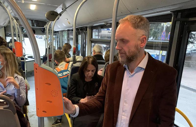 ლიეტუვის ელჩი თბილისის საზოგადოებრივ ტრანსპორტში - "რეკომენდაციას ვუწევ!" (ფოტო)