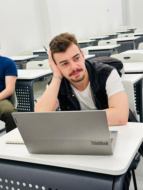 კიბერუსაფრთხოების ახალგაზრდა ტრენერი გამოცდილებას სფეროთი დაინტერესებულ ადამიანებს უზიარებს