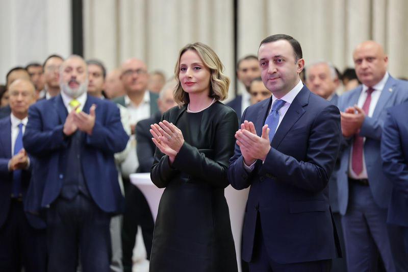 პრემიერ-მინისტრი მეუღლესთან ერთად ჩინეთის სახალხო რესპუბლიკის დაარსების 74 წლისთავის აღსანიშნავ მიღებაზე (ფოტოები)