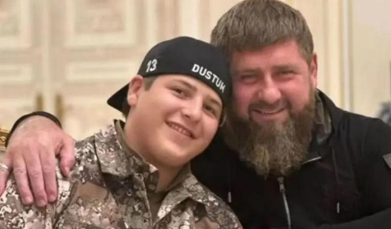 "შეგიძლია იჭორავო, გშურდეს, მაგრამ ჩვენ ხომ გვესმის, რომ როდესაც შემხვდები, საყვარლად გამიღიმებ?" - კადიროვის შვილის მიმართვა მას შემდეგ, რაც დაკავებულის ცემის გამო აკრიტიკებენ