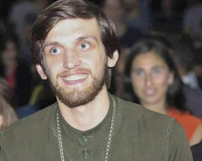 "შრომაში გართულს გამოეპარა ფილტვების უსიცხო ანთება... ამჟამად იმყოფება მართვით სუნთქვაზე, გთხოვთ ილოცეთ მისთვის" - რას ჰყვებიან მამა თეიმურაზზე, რომლის ამბავმა სოცქსელი გააერთიანა