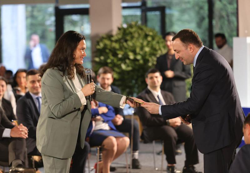 "მინდოდა თქვენთან შეხვედრა, საუბარი..." - პრემიერი განათლების საერთაშორისო ცენტრის კურსდამთავრებულებს შეხვდა