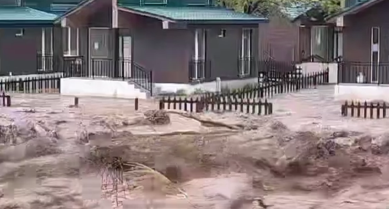 სტიქია აჭარაში: ადიდებულმა მდინარემ კალაპოტთან მდებარე კოტეჯებს საფრთხე შეუქმნა - რა კადრები ვრცელდება ადგილიდან და რას ამბობს ხელვაჩაურის მერი