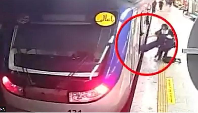 ირანში "მორალის პოლიციას" 16 წლის გოგონას ცემაში ადანაშაულებენ - გოგონა კომაში ჩავარდა: რა მოხდა თეირანის მეტროში