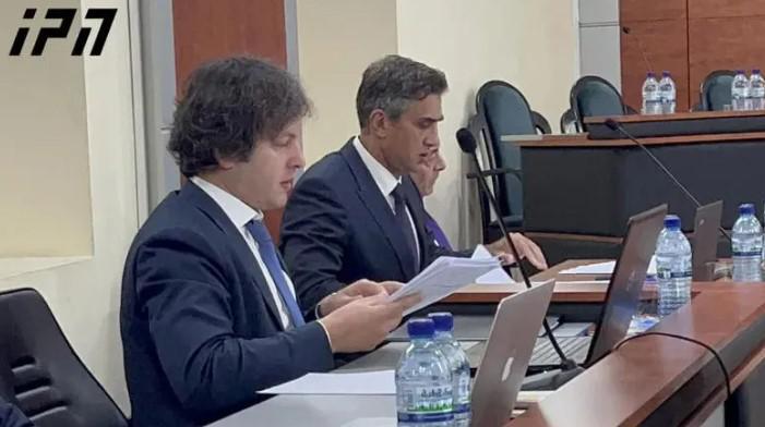 "თქვენ მიხედეთ თქვენს წარსულს  გავრილოვი თქვენ ჩამოიყვანეთ" - სიტყვიერი დაპირისპირება სასამართლოში: რა ხდება ამ წუთებში პრეზიდენტის საიმპიჩმენტო წარდგინების განხილვისას