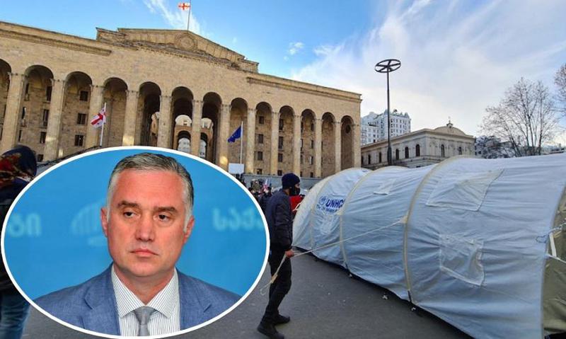 "2007 წლის 7 ნოემბრს სააკაშვილი კარვის დანახვაზე ისე  გაცოფდა, რომ გასცა განკარგულება, აქცია დაერბიათ. მერე რა მიიღო შედეგად?.. ეს ხელისუფლებაც კარვებით არ მოვიდა?" - ზვიად ძიძიგური