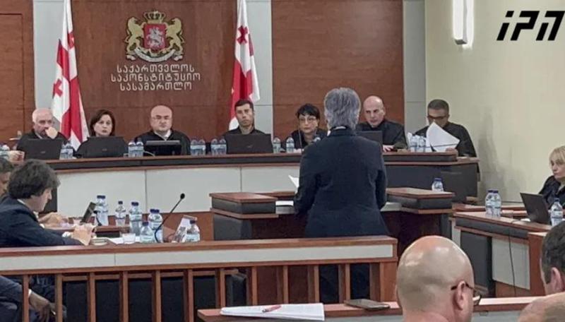 "საზოგადოება გვიყურებს და ჰგონიათ, რომ აქ ცირკი და სანახაობაა" - ხმაური საკონსტიტუციო სასამართლოში და მერაბ ტურავას შენიშვნა დაპირისპირებულ მხარეებს
