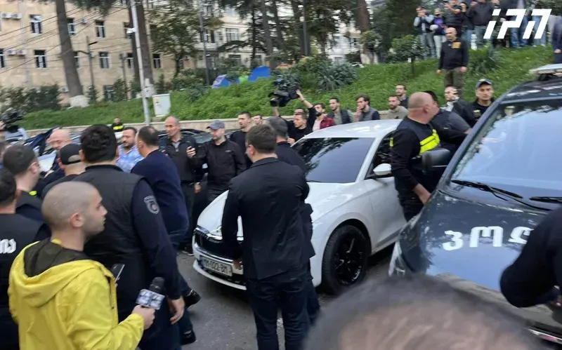პარლამენტთან მიმდინარე აქციაზე სამართალდამცველებმა ლაზარე გრიგორიადისის მამა და მისი ძმა ტერიტორიიდან განარიდეს - ჯერჯერობით უცნობია, არიან თუ არა ისინი დაკავებულები