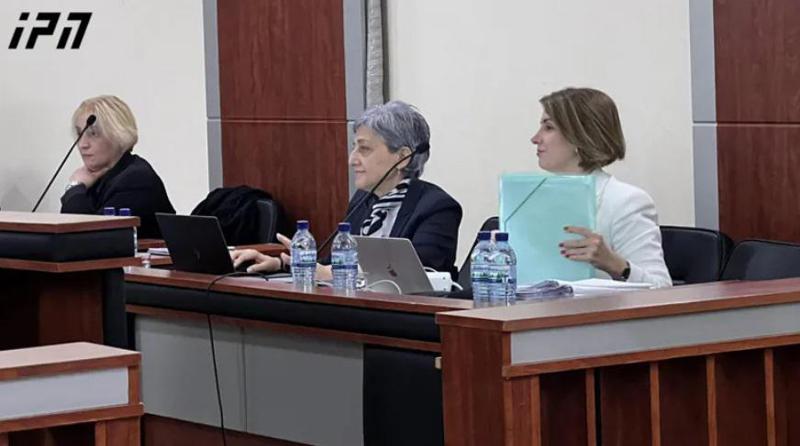 "დამაკნინებელი ფორმით ცდილობთ, რომ ჩემი პოზიცია დააფიქსიროთ" - პრეზიდენტის საიმპიჩმენტო წარდგინების განხილვა კვლავ კამათის ფონზე მიმდინარებს: რა ხდება სასამართლოში?