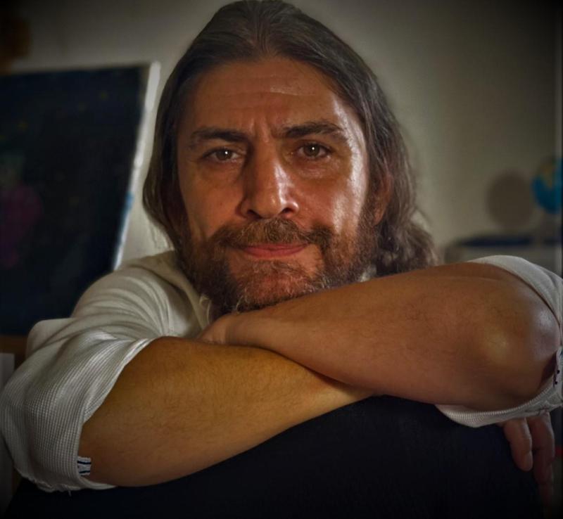 "ვინც მიცნობს, ცოტა არ იყოს გაუკვირდებოდა ბუნკერს დავშეფარებული რომ ვენახე... არა, ჩემო სიხარულებო, აქ ბუნკერში დასამალად არ ჩამოვსულვარ" - რას წერს ისრაელში მყოფი გია ნიკოლაძე