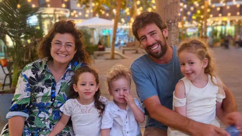 "თამარმა მეგობრებს მისწერა, რომ სარდაფში იყვნენ... შემდეგ კონტაქტი გაწყდა" - ხუთსულიანი ოჯახი, რომელიც "ჰამასის" ტერორისტების მსხვერპლი გახდა: რას წერს მედია ტრაგიკულ ამბავზე?