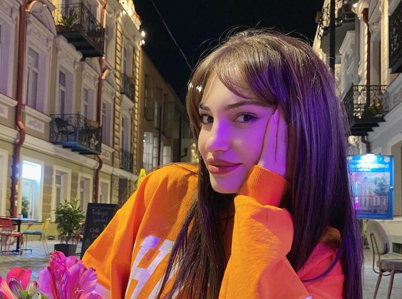 "მეც 14 წლის ასაკში დამნიშნეს... ქორწილამდე 4 დღით წამოვედი სოფლიდან, ძალიან რთული გზა გავიარე, დღემდე ბრძოლაში ვარ" - რას წერს ჩინარა კოჯაევა, რომელიც მძიმე ტრადიციებს დაუპირისპირდა?