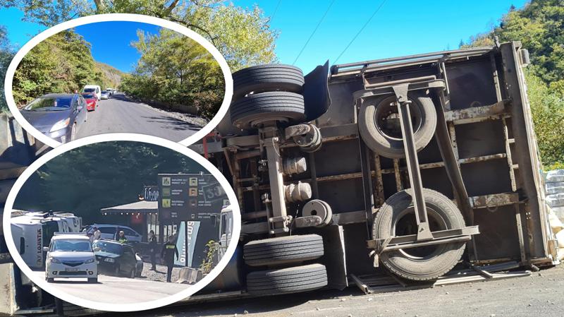 რა ხდება ხაშური-ბორჯომის საავტომობილო გზაზე, სადაც ორი ავარია მოხდა - ადგილზე მოძრაობა შეფერხებულია (ფოტოები)