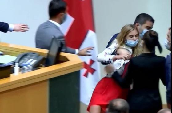 "სექსიზმი არის თქვენი მხრიდან. განსაკუთრებული აგრესია მამაკაცების მიმართ გაქვთ!" - შალვა პაპუაშვილი თინა ბოკუჩავას