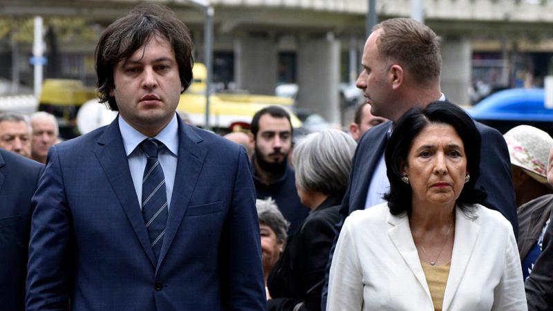 "ამ ქალბატონმა პირდაპირ იუზრდელა - ის ჯერ კიდევ საქართველოს პრეზიდენტად წოდებული თანამდებობის პირია და ის უზრდელობს" - კობახიძე პრეზიდენტზე