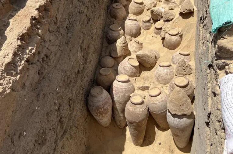 არქეოლოგებმა ეგვიპტის პირველი ფარაონი ქალის სამარხში აღმოაჩინეს 5 000 წლის წინანდელი ღვინის ჭურჭელი, რომელიც ძალიან ჰგავს ქვევრს