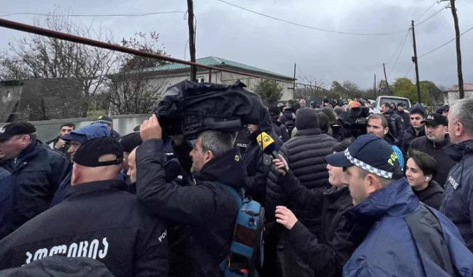 ხმაური და გაწევ-გამოწევა ჭორვილაში: ერთმანეთს ადგილობრივები და იქ ჩასული "ნაცმოძრაობის" წარმომადგენლები დაუპირისპირდნენ