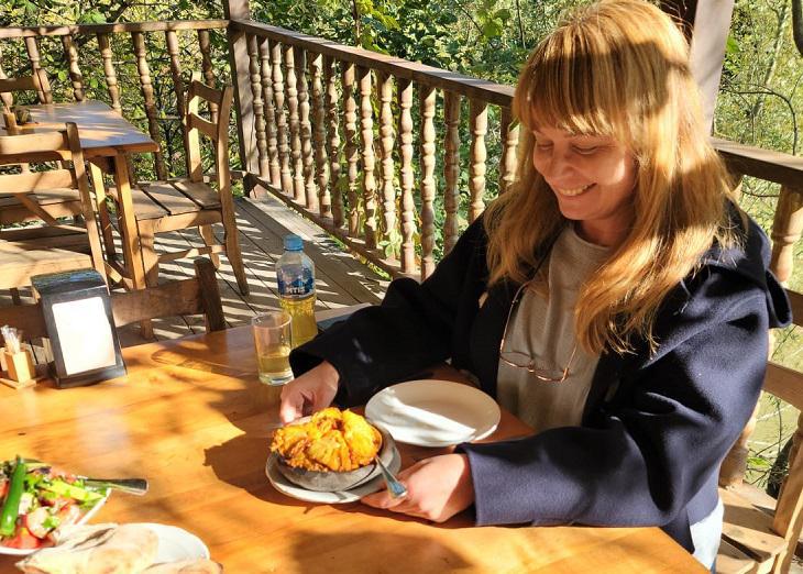 "რიკოთის უღელტეხილზე  საუკეთესო ნიყვით ვტკბებოდით..." - რას წერს და რა ფოტოებს აქვეყნებს სანდრა რულოვსი