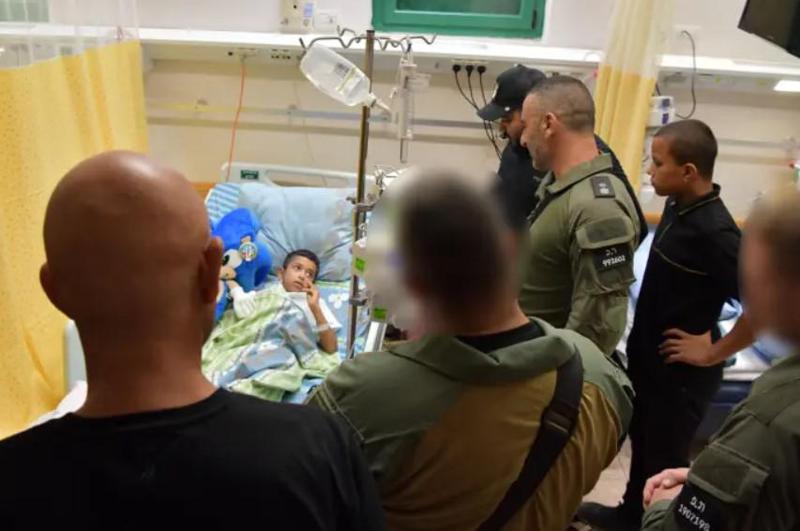 5 წლის არაბი ბიჭუნა, რომელიც "ჰამასის" წევრებმა დაჭრეს, ისრაელელმა სამხედროებმა გადაარჩინეს - მედია ჯარისკაცებისა და ბავშვის საავადმყოფოში შეხვედრის ემოციურ კადრებს ავრცელებს