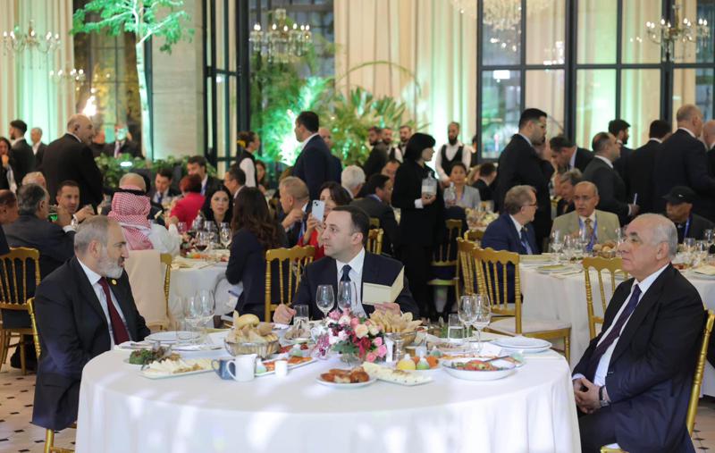 ვახშამი "თბილისის აბრეშუმის გზის ფორუმზე" მონაწილე დელეგატებისთვის - რა ფოტოებს ავრცელებს მთავრობის ადმინისტრაცია?