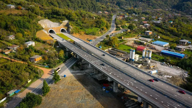 "ახალი მონაკვეთი რიკოთზე გადაადგილების დროს 25 წუთით ამცირებს" - დრონით გადაღებული ფოტოები მაგისტრალიდან, რომელიც დღეს გაიხსნა