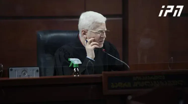 "სასამართლოზე ის ეხება გლობალურ პოლიტიკურ საკითხებს, აქ პოლიტიკურ მიმომხილველად არ არის მოწვეული, მას აქვს ბრალდებულის სტატუსი" - მოსამართლე სააკაშვილზე