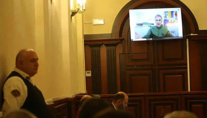 დიდი ოდენობით საბიუჯეტო თანხების გაფლანგვის საქმეზე მიხეილ სააკაშვილის სასამართლო პროცესი მიმდინარეობს - სხდომას დისტანციურად ესწრება ექსპრეზიდენტი