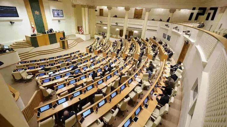 შეურაცხმყოფელი განცხადებები და ხმაური პარლამენტში - ოპოზიცია თეონა აქუბარდიაზე გაკეთებული განცხადებების გამო ბერაიასგან ბოდიშის მოხდას მოითხოვს