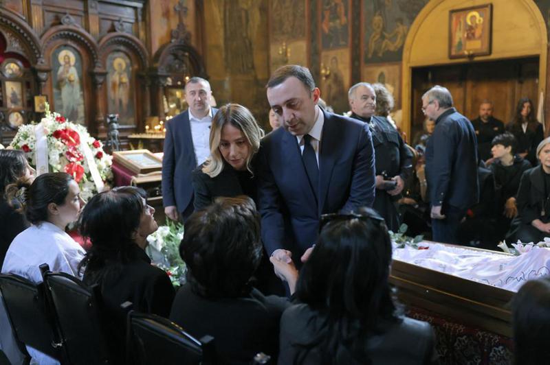 პრემიერ-მინისტრი მეუღლესთან ერთად, თენგიზ არჩვაძის დაკრძალვაზე იმყოფებოდა (ფოტოები)